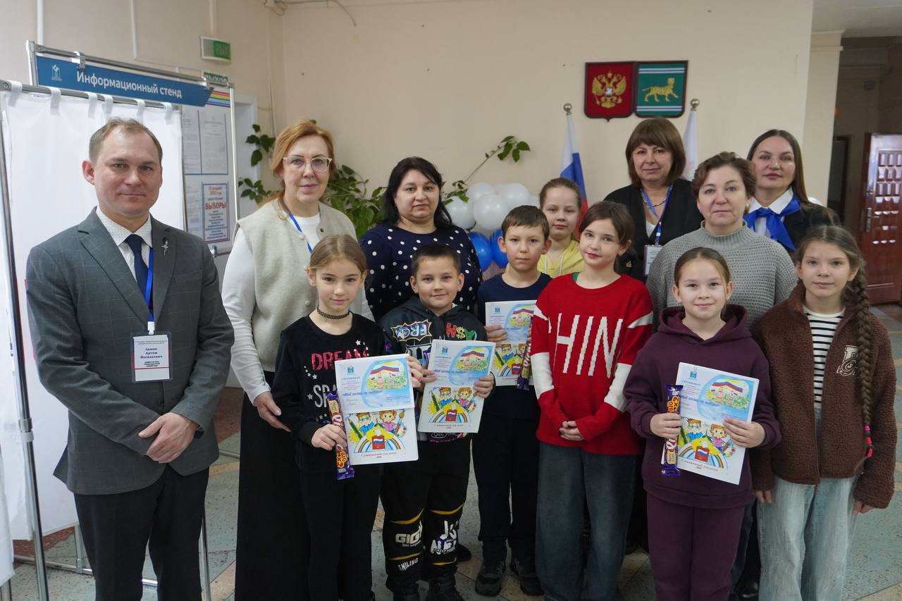 На избирательный участок №119 сегодня пришли не просто избиратели, а целый класс со своим классным руководителем!