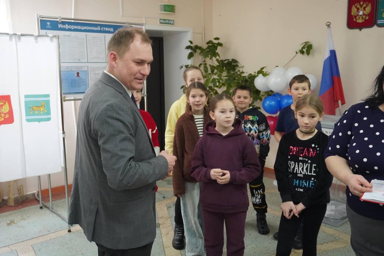 На избирательный участок №119 сегодня пришли не просто избиратели, а целый класс со своим классным руководителем! На избирательный участок №119 сегодня пришли не просто избиратели, а целый класс со своим классным руководителем!