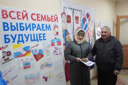 Избиратели приходят на участки семьями и даже со своими детьми