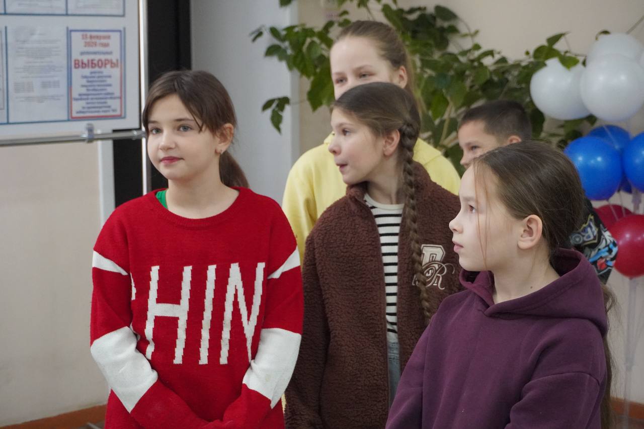 На избирательный участок №119 сегодня пришли не просто избиратели, а целый класс со своим классным руководителем! На избирательный участок №119 сегодня пришли не просто избиратели, а целый класс со своим классным руководителем!