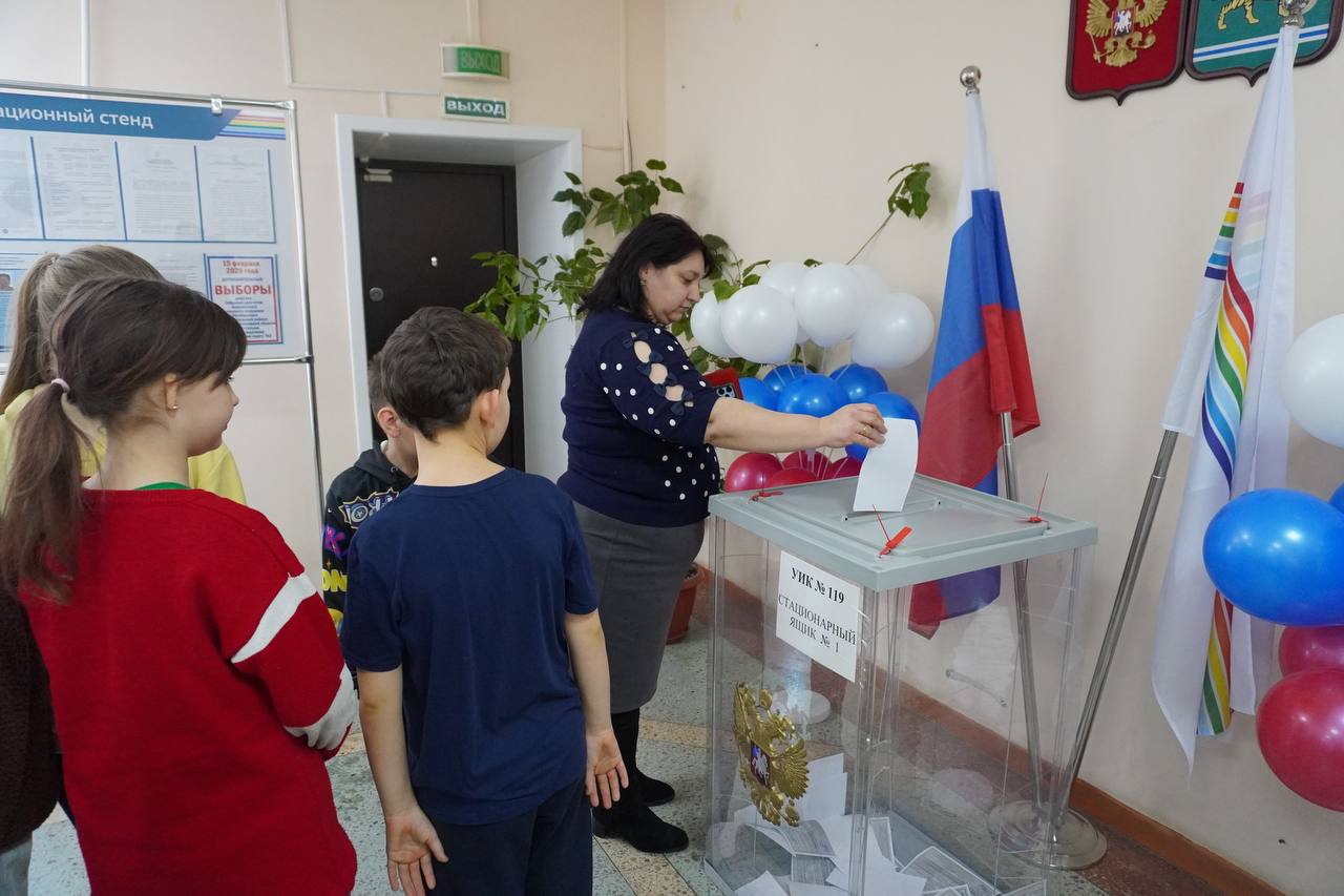 На избирательный участок №119 сегодня пришли не просто избиратели, а целый класс со своим классным руководителем! На избирательный участок №119 сегодня пришли не просто избиратели, а целый класс со своим классным руководителем!