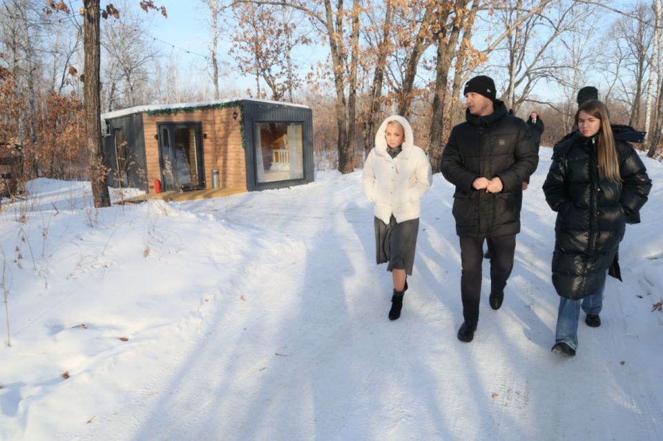 В Романовку за комфортом. Губернатор ЕАО Мария Костюк посетила туристический кемпинг «Деревня Романовых» (в народе Романовка), чтобы, по её собственным словам, обсудить, как сделать Биробиджан ещё комфортнее