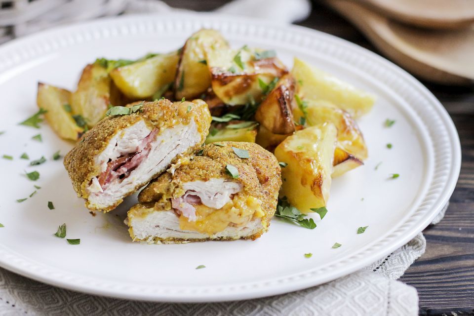 Вкусное кордон блю: с курицей, ветчиной и картофелем