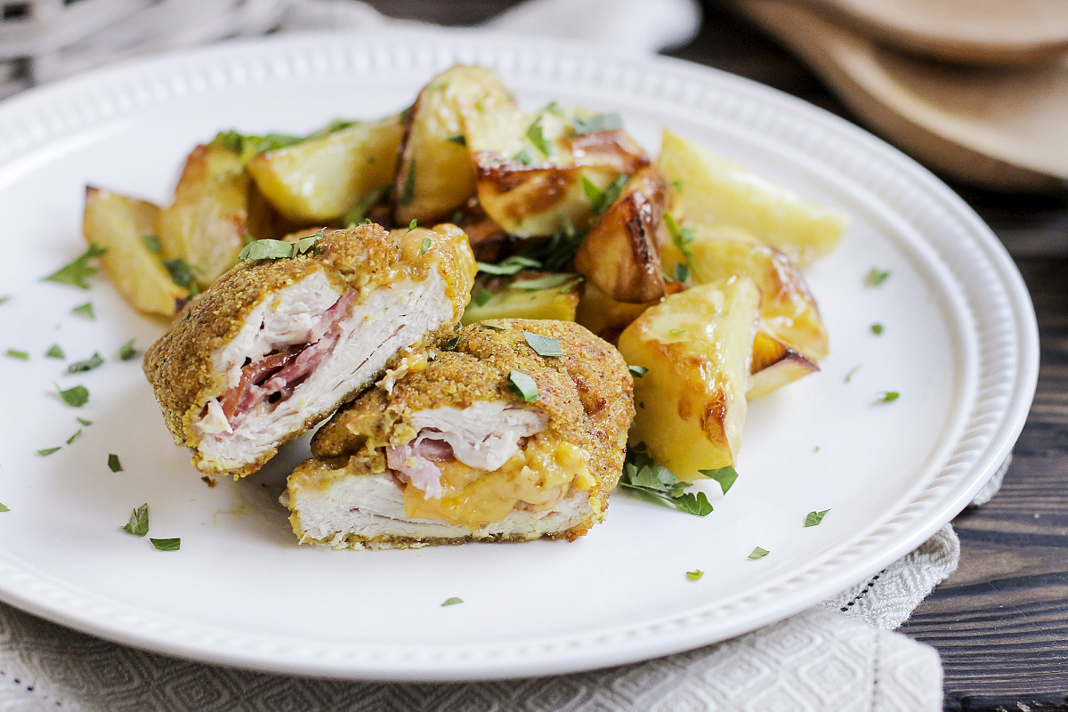 Вкусное кордон блю: с курицей, ветчиной и картофелем