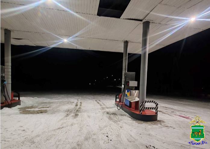 В ЕАО водитель забыл достать заправочный пистолет из бензобака и повредил оборудование