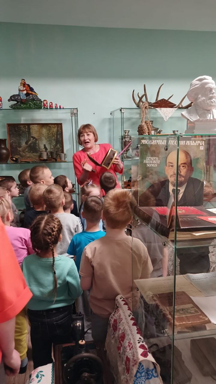 «Лица избиркома ЕАО». Марина Анатольевна Соломатина не только возглавляет УИК № 92, но более 35 лет работает в Облученской городской библиотеке