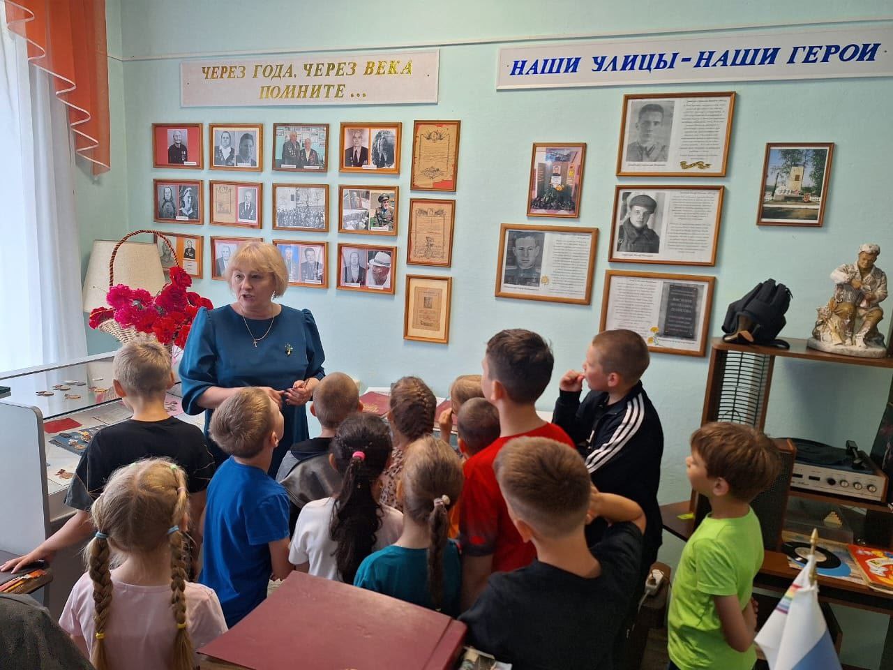 «Лица избиркома ЕАО». Марина Анатольевна Соломатина не только возглавляет УИК № 92, но более 35 лет работает в Облученской городской библиотеке «Лица избиркома ЕАО». Марина Анатольевна Соломатина не только возглавляет УИК № 92, но более 35 лет работает в Облученской городской библиотеке