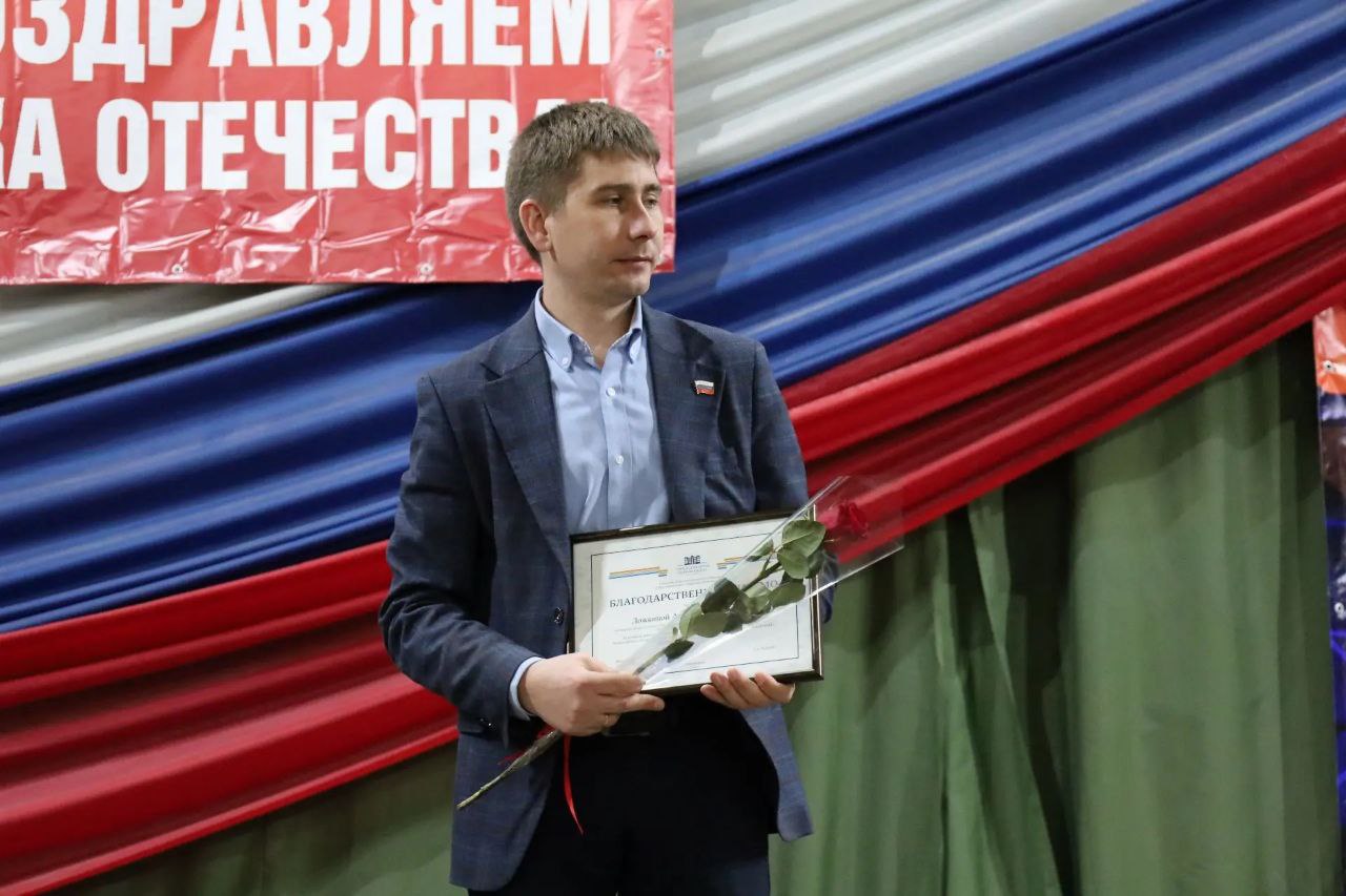 Лучших юнармейцев и наставников наградили благодарственными письмами городской Думы Биробиджана Лучших юнармейцев и наставников наградили благодарственными письмами городской Думы Биробиджана