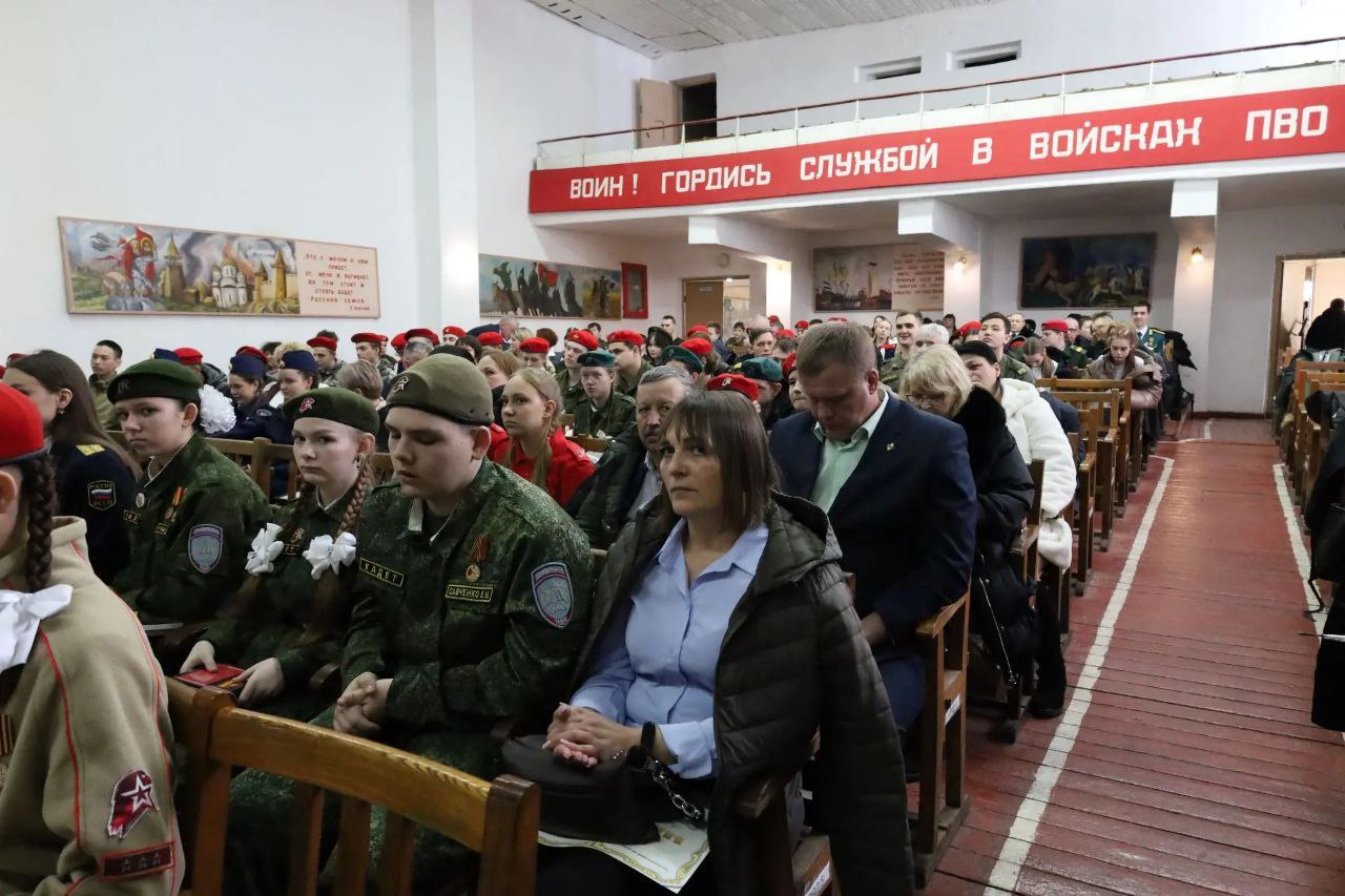 Лучших юнармейцев и наставников наградили благодарственными письмами городской Думы Биробиджана Лучших юнармейцев и наставников наградили благодарственными письмами городской Думы Биробиджана
