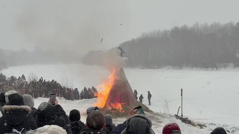 Сожжением чучела завершились масленичные гуляния в Биробиджане