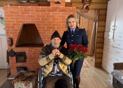 Сотрудники следственного управления поздравили со 101-летием и наступающим Днем защитника Отечества ветерана