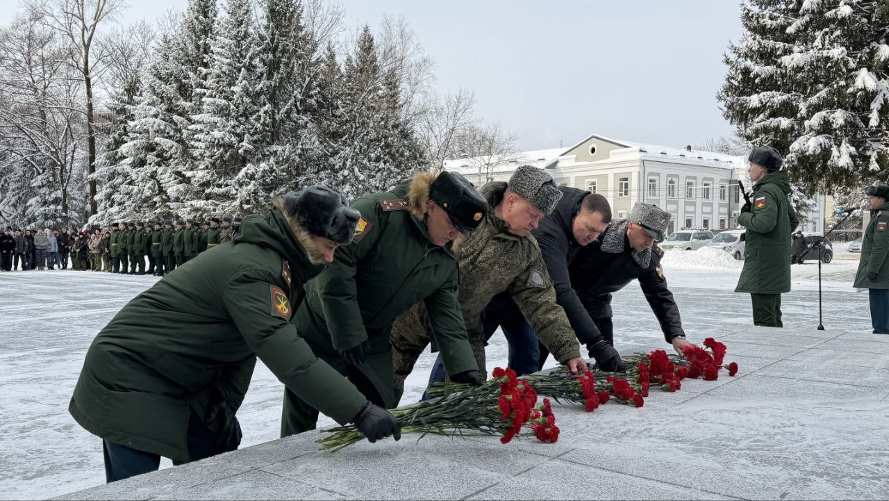 Начальник УМВД России по ЕАО Александр Добровольский принял участие в торжественной церемонии возложения цветов в День защитника Отечества Начальник УМВД России по ЕАО Александр Добровольский принял участие в торжественной церемонии возложения цветов в День защитника Отечества