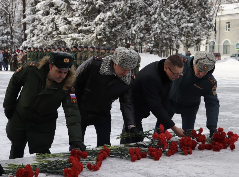 В День защитника Отечества состоялась торжественная церемония возложения цветов В День защитника Отечества состоялась торжественная церемония возложения цветов