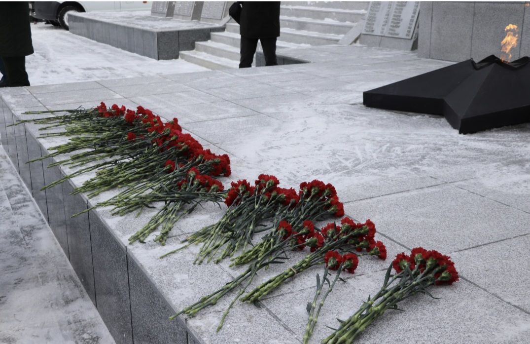 В День защитника Отечества состоялась торжественная церемония возложения цветов В День защитника Отечества состоялась торжественная церемония возложения цветов