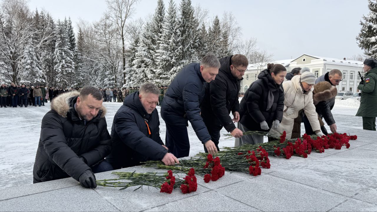 Начальник УМВД России по ЕАО Александр Добровольский принял участие в торжественной церемонии возложения цветов в День защитника Отечества Начальник УМВД России по ЕАО Александр Добровольский принял участие в торжественной церемонии возложения цветов в День защитника Отечества