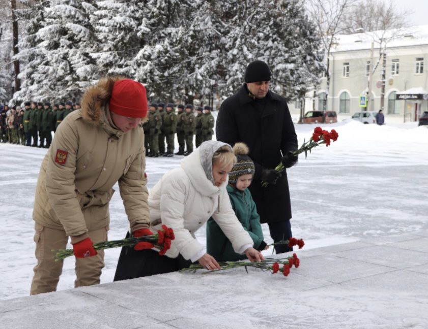 В День защитника Отечества состоялась торжественная церемония возложения цветов В День защитника Отечества состоялась торжественная церемония возложения цветов