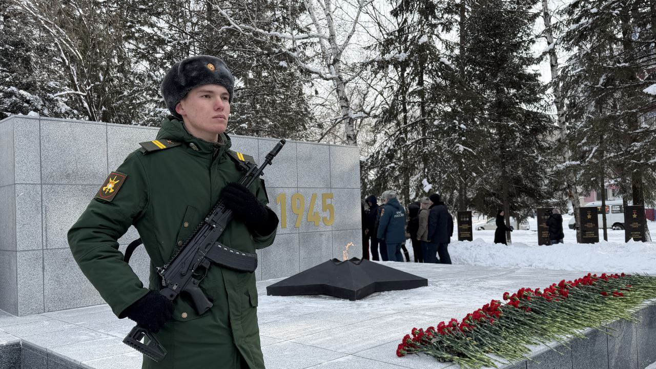 Начальник УМВД России по ЕАО Александр Добровольский принял участие в торжественной церемонии возложения цветов в День защитника Отечества Начальник УМВД России по ЕАО Александр Добровольский принял участие в торжественной церемонии возложения цветов в День защитника Отечества