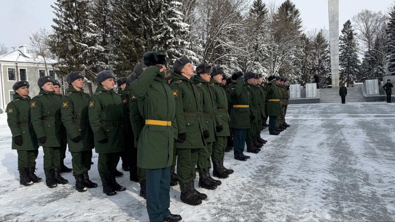 Начальник УМВД России по ЕАО Александр Добровольский принял участие в торжественной церемонии возложения цветов в День защитника Отечества Начальник УМВД России по ЕАО Александр Добровольский принял участие в торжественной церемонии возложения цветов в День защитника Отечества
