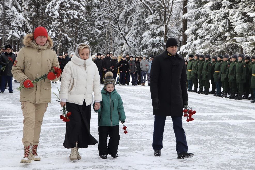 В День защитника Отечества состоялась торжественная церемония возложения цветов В День защитника Отечества состоялась торжественная церемония возложения цветов