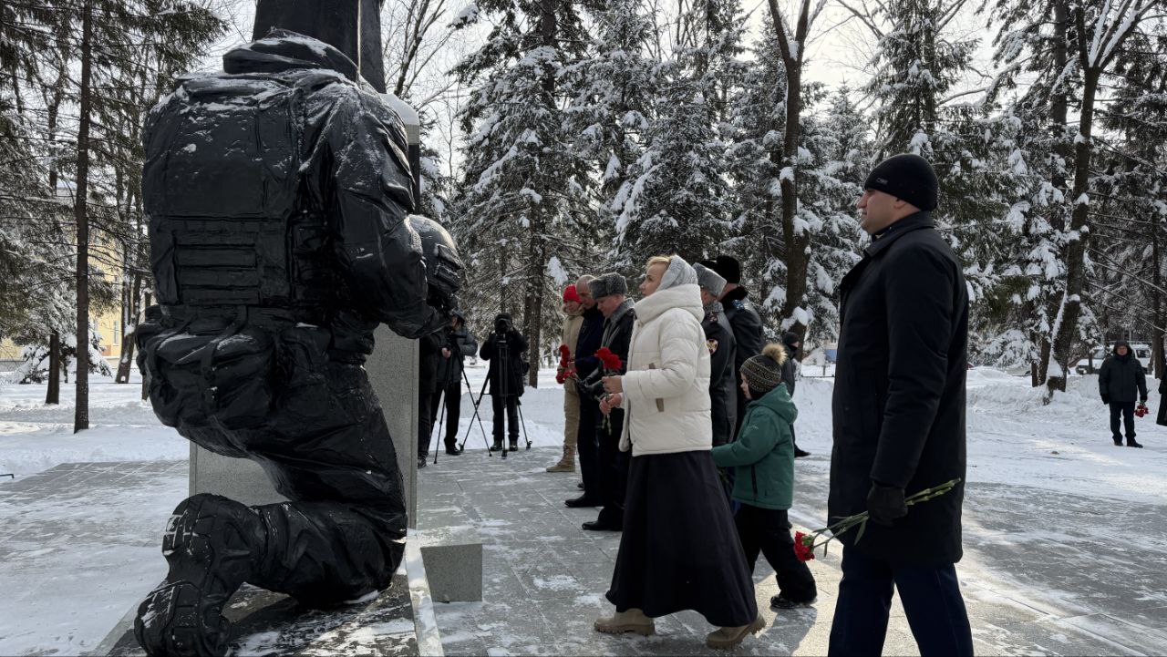 Начальник УМВД России по ЕАО Александр Добровольский принял участие в торжественной церемонии возложения цветов в День защитника Отечества Начальник УМВД России по ЕАО Александр Добровольский принял участие в торжественной церемонии возложения цветов в День защитника Отечества