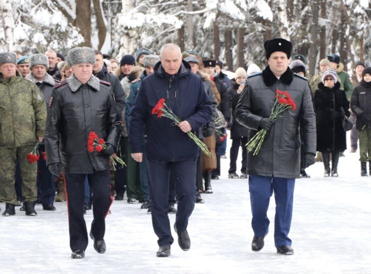 В День защитника Отечества состоялась торжественная церемония возложения цветов В День защитника Отечества состоялась торжественная церемония возложения цветов
