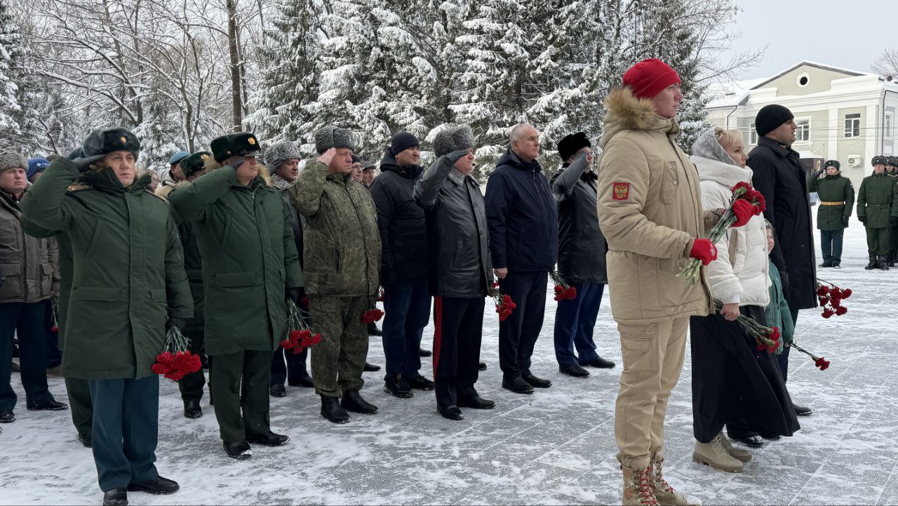 Начальник УМВД России по ЕАО Александр Добровольский принял участие в торжественной церемонии возложения цветов в День защитника Отечества
