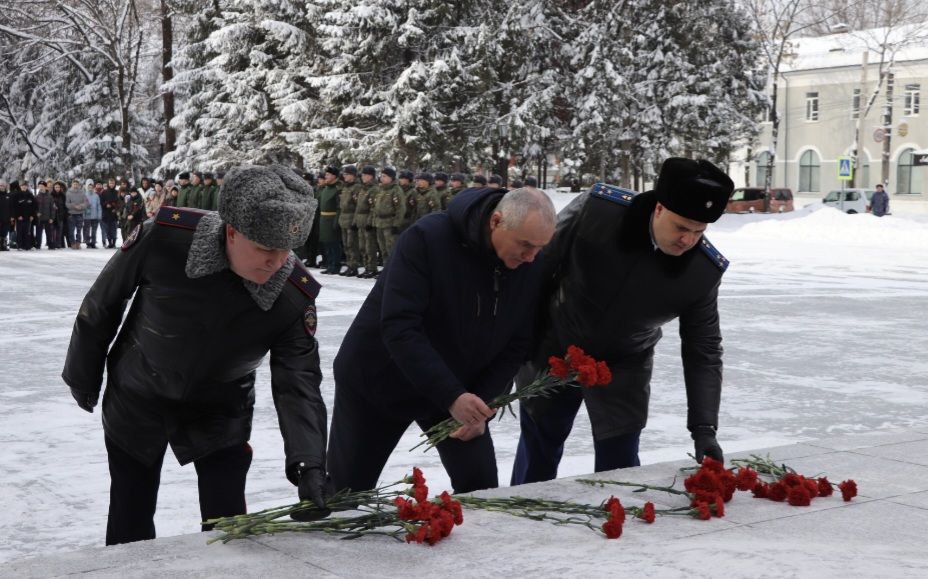 В День защитника Отечества состоялась торжественная церемония возложения цветов В День защитника Отечества состоялась торжественная церемония возложения цветов