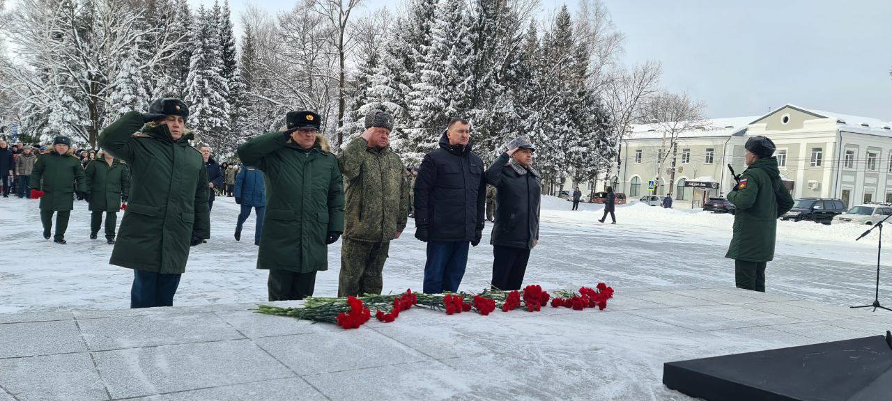 День защитника Отечества торжественно отметили в Биробиджане День защитника Отечества торжественно отметили в Биробиджане
