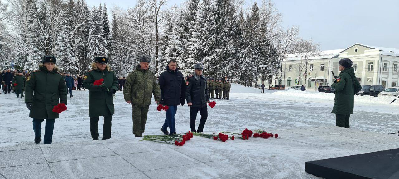 День защитника Отечества торжественно отметили в Биробиджане День защитника Отечества торжественно отметили в Биробиджане
