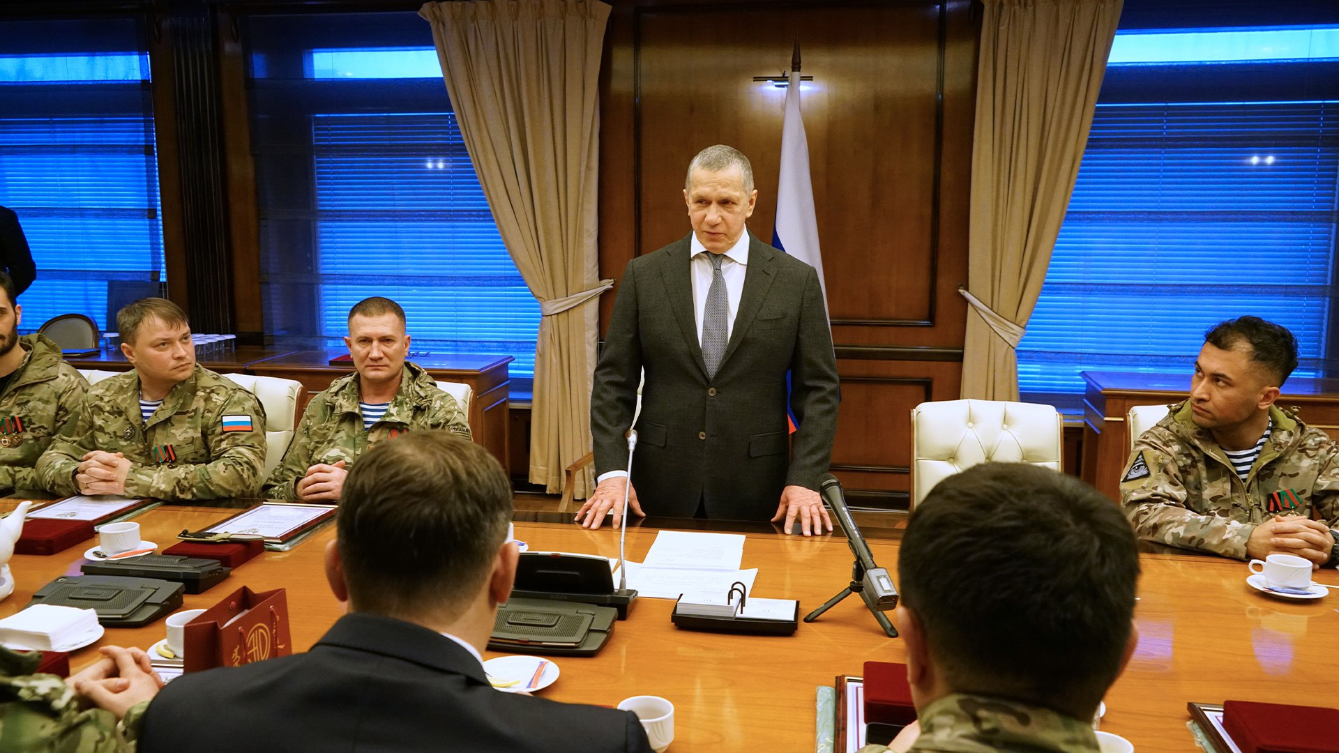 Юрий Трутнев встретился с отрядом добровольцев-госслужащих дальневосточных регионов, вернувшихся с СВО Юрий Трутнев встретился с отрядом добровольцев-госслужащих дальневосточных регионов, вернувшихся с СВО