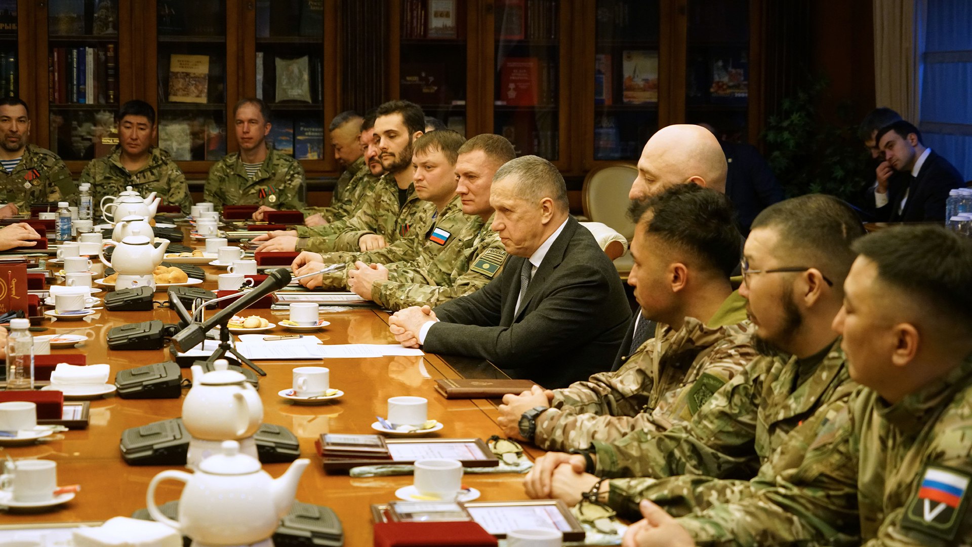 Юрий Трутнев встретился с отрядом добровольцев-госслужащих дальневосточных регионов, вернувшихся с СВО Юрий Трутнев встретился с отрядом добровольцев-госслужащих дальневосточных регионов, вернувшихся с СВО