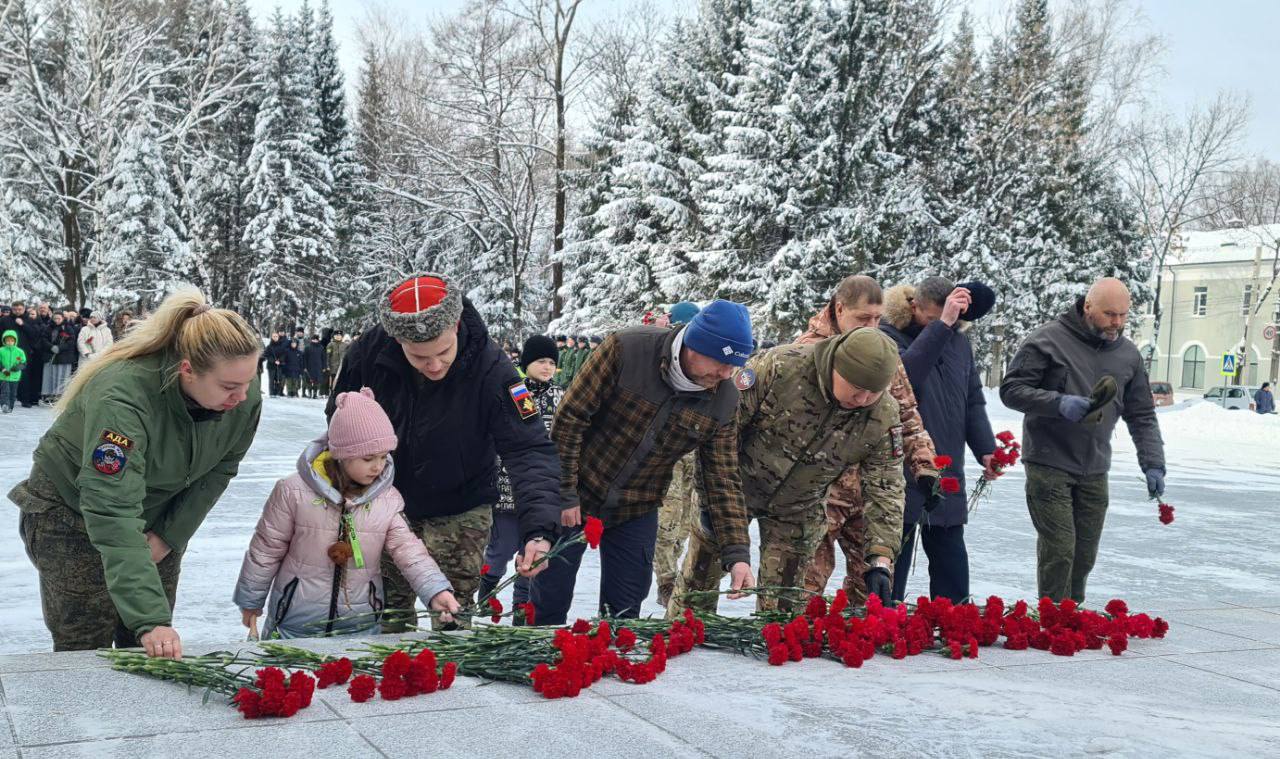 День защитника Отечества торжественно отметили в Биробиджане День защитника Отечества торжественно отметили в Биробиджане