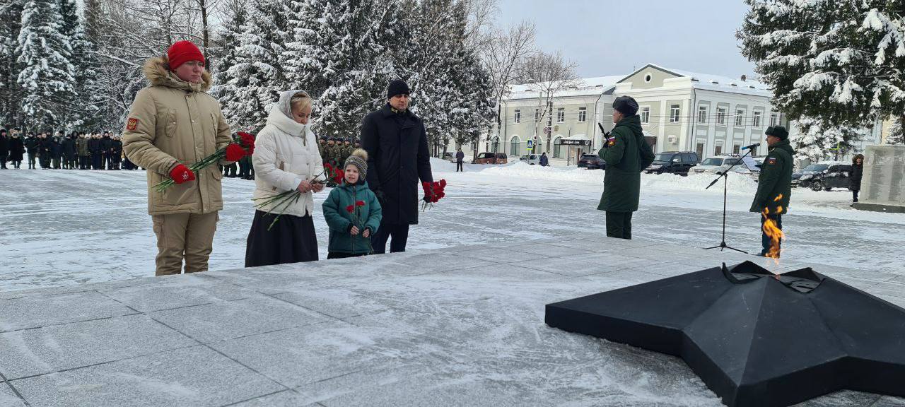 День защитника Отечества торжественно отметили в Биробиджане День защитника Отечества торжественно отметили в Биробиджане