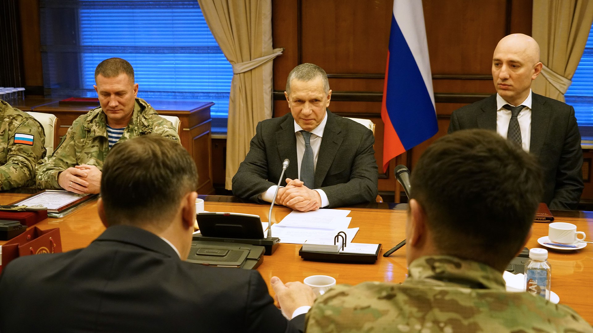 Юрий Трутнев встретился с отрядом добровольцев-госслужащих дальневосточных регионов, вернувшихся с СВО Юрий Трутнев встретился с отрядом добровольцев-госслужащих дальневосточных регионов, вернувшихся с СВО