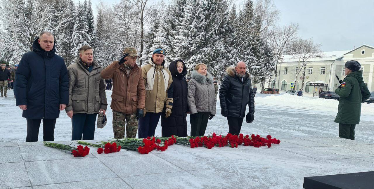 День защитника Отечества торжественно отметили в Биробиджане День защитника Отечества торжественно отметили в Биробиджане