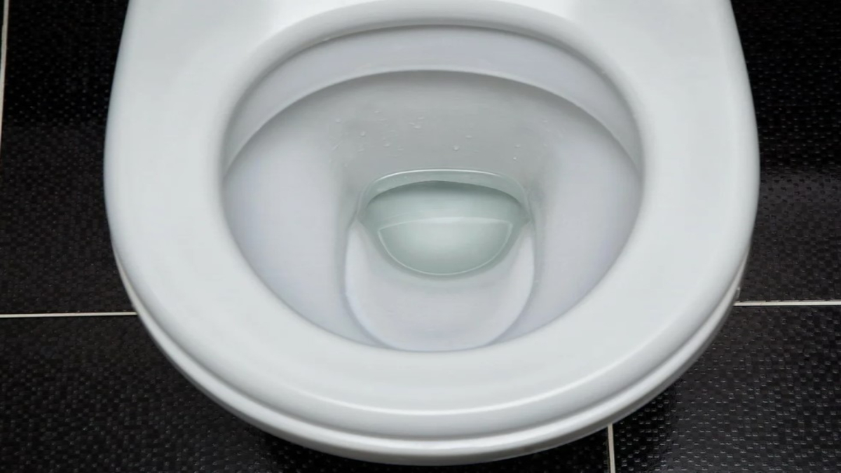 Секреты чистоты: как избавиться от желтых полосок в унитазе без лишних усилий