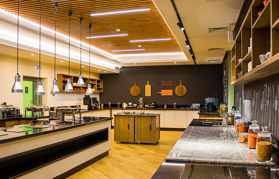 Как избавиться от липкого налета на кухне: простые и безопасные методы