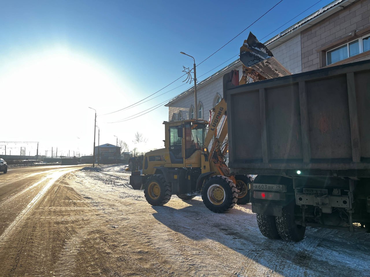 Продолжаются работы по уборке снега в Биробиджане Продолжаются работы по уборке снега в Биробиджане