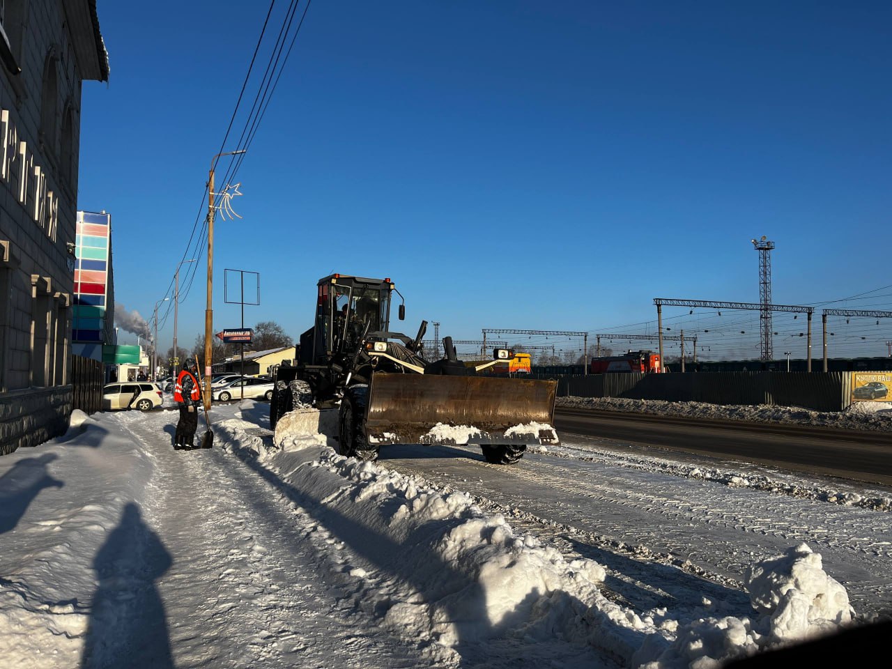 Продолжаются работы по уборке снега в Биробиджане Продолжаются работы по уборке снега в Биробиджане