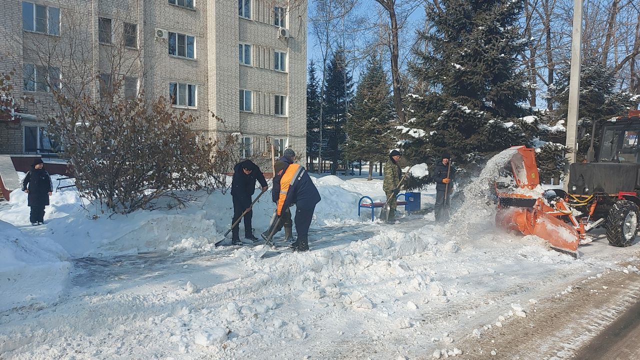 Продолжаются работы по уборке снега в Биробиджане