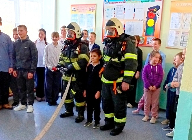 Пожарные прервали уроки в школе села Калинино Пожарные прервали уроки в школе села Калинино