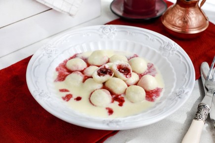 Ленивые мини вареники с вишней: простой и вкусный рецепт