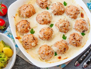 Вкусные тефтели из горбуши в сырном соусе