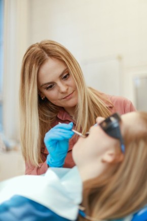 Импланты и профессиональная чистка: как сохранить здоровье вашей улыбки