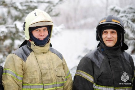 Биробиджанские огнеборцы желают тебе тепла и радости в эту снежную субботу ;)