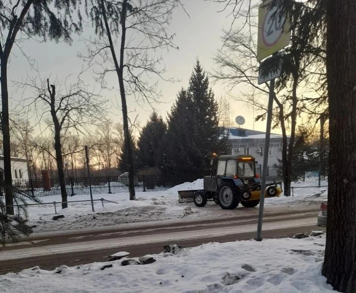 Во всех районах Биробиджана проходит уборка снега Во всех районах Биробиджана проходит уборка снега