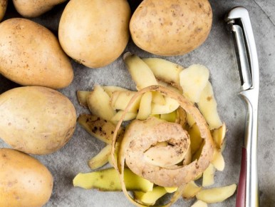 Неожиданная польза картофельных очисток для вашего сада