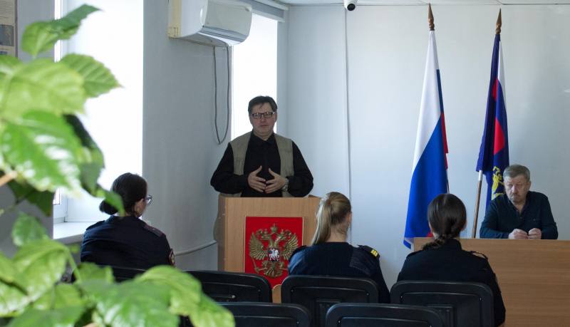 В Ленинском районе общественники обсудили с молодыми полицейскими вопросы профессиональной этики