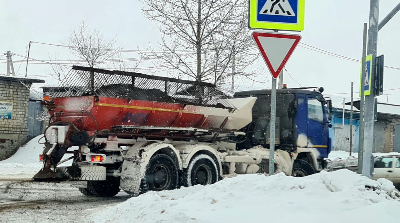С 8:00 до 11.30 работали комбинированные дорожные машины, которые осуществляли подсыпку пескосоляной смесью С 8:00 до 11.30 работали комбинированные дорожные машины, которые осуществляли подсыпку пескосоляной смесью