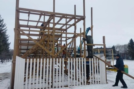 В Биробиджане начался демонтаж новогодних горок